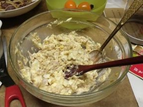 鸡蛋煮熟切碎，加入吞拿鱼、沙拉酱拌勺