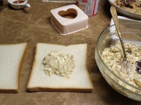 将拌均匀的沙拉放入吐司片中间