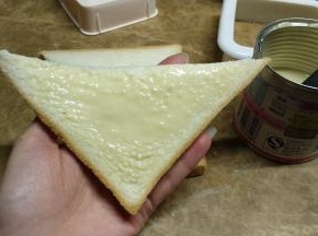 拿一片均匀抹上练奶