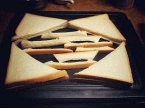 多出的吐司煎条烤出，粘练奶也非常好吃