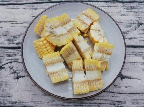 玉米洗干净，切成适当的块