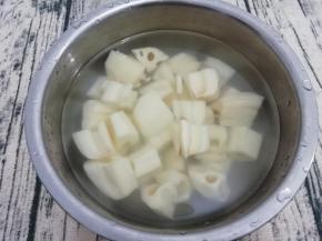 莲藕去皮切成块，放入盐水中浸泡防止变黑