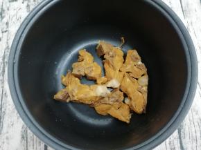 焯好的大骨放入锅中