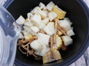 最后加入跟食材一平的水