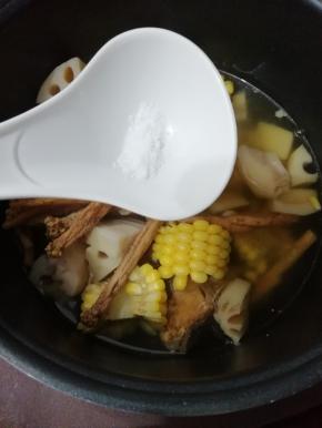 各种食材熟了以后，在放入盐
