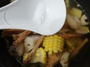 各种食材熟了以后，在放入盐