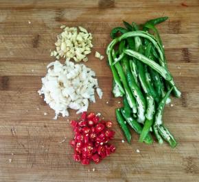 先把食材处理一下:把所有食材洗净，小米椒切圈，姜蒜切末，青椒切斜刀