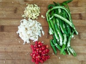 先把食材处理一下:把所有食材洗净，小米椒切圈，姜蒜切末，青椒切斜刀