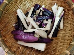 茄子切成条，加入盐拌匀，将其腌出汁水，再把茄子微微的用手攥干