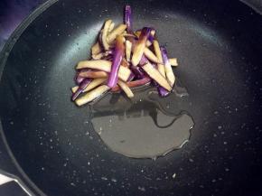 倒入少许的油，下茄子炒至七成熟盛出备用