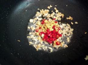 就着剩余的油，下2/3的蒜未煸至金黄，下姜未、小米椒炒匀