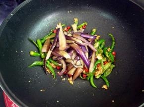 下茄子炒匀