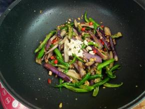 出锅前加入剩余的蒜未即可