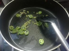 锅烧热，倒油。下入葱姜煸香。