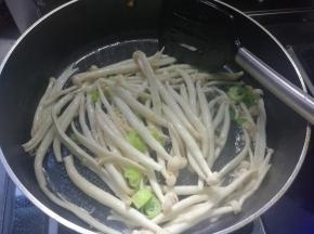 加入白玉菇翻炒至稍微变软。