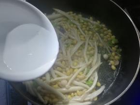 加入适量水，盖盖，小火焖3—5分钟至熟。