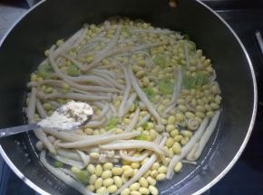 开盖，白玉菇变软，黄豆焖熟，加1小勺鸡粉即可出锅装盘。