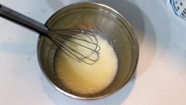 【天使蛋糕卷部分】

	按用量秤量植物油和豆浆。使用蛋抽快速搅打使乳化成为白色浑浊状态。