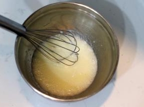 【天使蛋糕卷部分】

	按用量秤量植物油和豆浆。使用蛋抽快速搅打使乳化成为白色浑浊状态。
