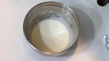 过筛加入烘焙用米粉，“之”字形手法混合至看不到干粉颗粒。放在一边备用。