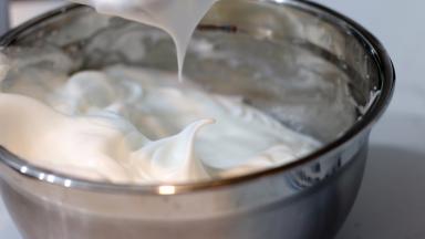 将海藻糖加入蛋白中进行打发，打至蛋白出现小弯钩状态。打发蛋白前请确保与蛋白接触的容器和打蛋头清洁无油。