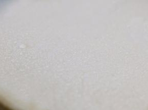 脱模后小心撕去底部的硅胶垫，这样就可以得到漂亮的毛巾底啦。