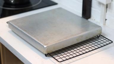 送入提前预热的烤箱，平炉170℃烘烤15分钟，风炉168℃烘烤17分钟。出炉后轻震烤盘然后倒扣在晾架上稍微放凉。