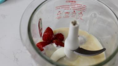 将草莓、原味酸奶、脱脂牛奶放入料理机打碎。