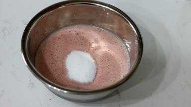 把【步骤11】倒入锅中，加入砂糖小火煮开后关火