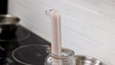 稍微放凉后灌入硅胶模具，模具保持直立状态放进冰箱冷冻室定型备用。