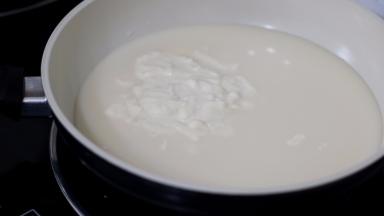 【豆乳卡仕达酱部分】

15.内脂豆腐打碎后和豆浆一起倒入锅中煮沸后稍微放凉。