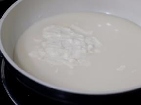 【豆乳卡仕达酱部分】

15.内脂豆腐打碎后和豆浆一起倒入锅中煮沸后稍微放凉。