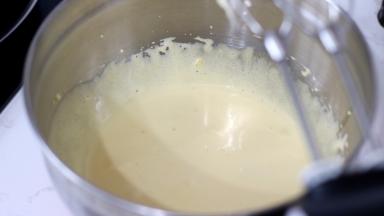 打蛋盆中加入蛋黄和海藻糖，将蛋黄打发至颜色泛白