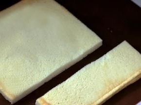 【最后组装】

20.将烤好的蛋糕卷根据模具尺寸进行切割（这款蛋糕由于卡士达酱质地非常软，所以需要模具来辅助定型）