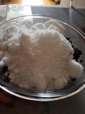 然后加入白砂糖。