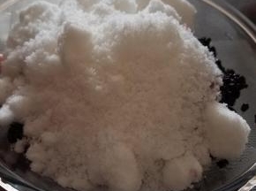 然后加入白砂糖。