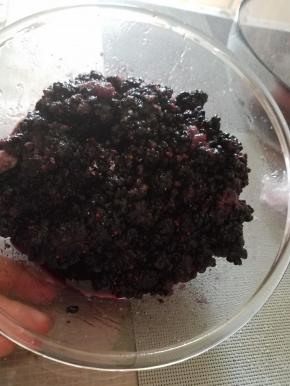 用手简单揉搓，跟白糖混合。