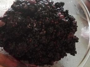 用手简单揉搓，跟白糖混合。