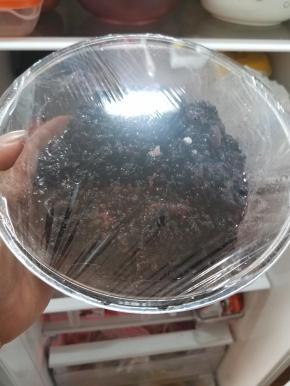 用保鲜膜密封，放进冰箱冷藏至少4小时，我一般都是直接隔夜。