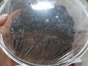 用保鲜膜密封，放进冰箱冷藏至少4小时，我一般都是直接隔夜。