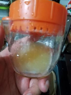 柠檬压成柠檬汁，如果没有这个小工具用手的话一定要注意柠檬籽别掉进去。