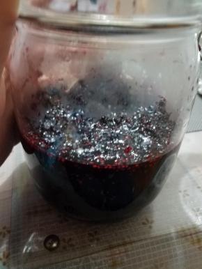 到时间后，倒入消毒的密封玻璃罐，不要马上盖盖子，先散热，如果不是这种密封罐的话，趁热直接扭上盖子倒扣。