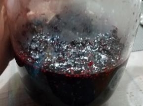 到时间后，倒入消毒的密封玻璃罐，不要马上盖盖子，先散热，如果不是这种密封罐的话，趁热直接扭上盖子倒扣。