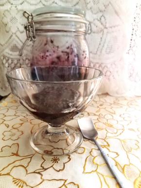 自己做的果酱搭配面包，冰淇淋都是棒棒哒，还可以泡水喝。