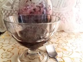 自己做的果酱搭配面包，冰淇淋都是棒棒哒，还可以泡水喝。