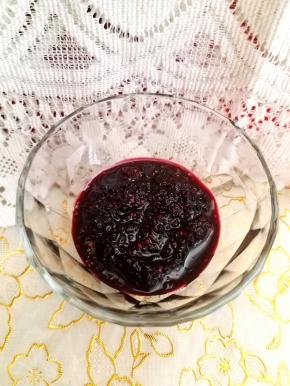 刚做好的果酱是比较稀的，但是存放几天后就会浓稠一点了，如果喜欢特别浓稠的可以放一点玉米淀粉。