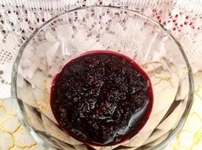 刚做好的果酱是比较稀的，但是存放几天后就会浓稠一点了，如果喜欢特别浓稠的可以放一点玉米淀粉。