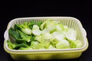 上海青洗净，去叶子，茎切段，辣椒洗净切好待用；