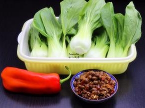 准备食材：上海青、腊八豆、红辣椒食材；