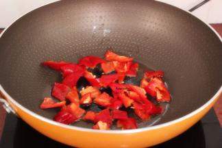 热锅，倒油，红辣椒煸香